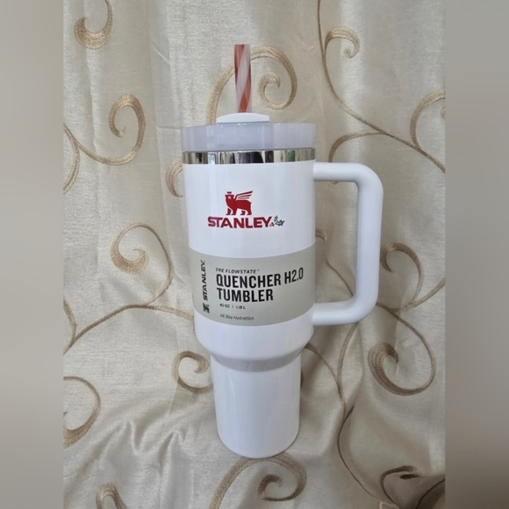 Stanley 40oz Mistletoe Twist (NWT)